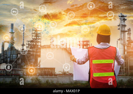 Il popolo lavoratore donne ingegnere controllo di lavoro alla centrale elettrica energia industria Fabbricazione di raffineria di petrolio. Progettazione impianto di controllo con stampa blu a su Foto Stock