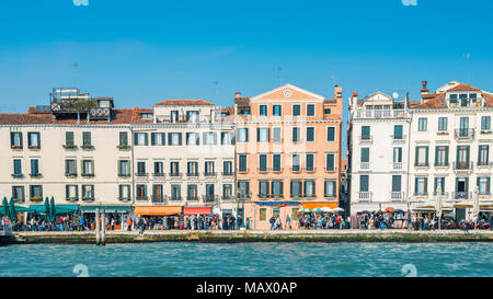 Pedoni e architettura tradizionale sul Canal Grande vicino alla strada di Riva degli Schiavoni Foto Stock