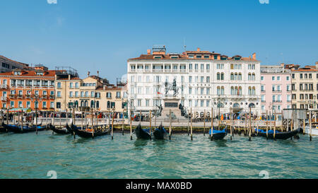 Gondole sul molo e pedoni lungo la Riva degli Schiavoni a Venezia, Italia Foto Stock