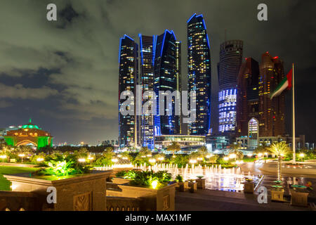 Abu Dhabi, Emirati Arabi Uniti - 26 Nov 2015: i grattacieli Etihad torri illuminate di notte nella capitale degli Emirati Arabi Uniti. Abu Dhabi, Vista notte Foto Stock