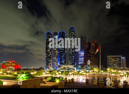 Abu Dhabi, Emirati Arabi Uniti - 26 Nov 2015: i grattacieli Etihad torri illuminate di notte nella capitale degli Emirati Arabi Uniti. Abu Dhabi, Vista notte Foto Stock