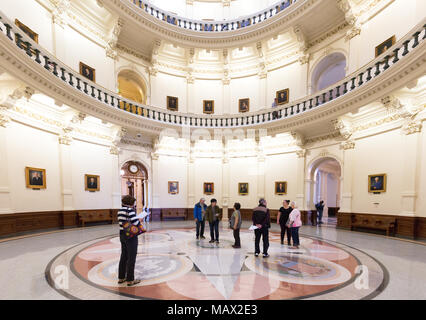 Persone nella Rotunda, Texas State Capitol Building, Austin Texas USA Foto Stock