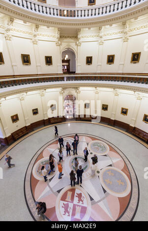 Persone nella Rotunda, Texas State Capitol Building, Austin Texas USA Foto Stock