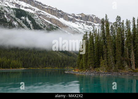 In una nebbia e acque turchesi del Lago Maligne, Alberta, Canada Foto Stock