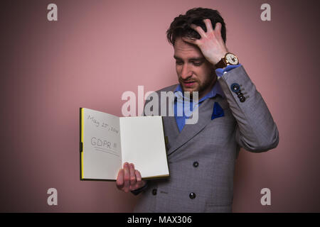 Sistema nervoso business man maniglia nota con il PILR (generale della protezione dei dati il regolamento) atto titolo Foto Stock