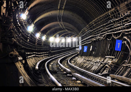 Architettura dei binari ferroviari che conduce nel tunnel. Città urbana ambiente ferroviario. Foto Stock