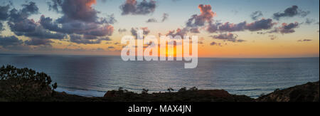 62993-00106 tramonto sull'Oceano Pacifico, Torrey Pines State Park, CA Foto Stock