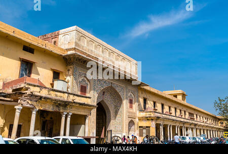 Cancello di ingresso del palazzo di città a Jaipur, India Foto Stock