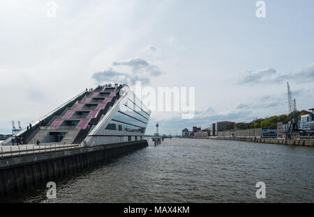 Amburgo, Germania - 12 Aprile 2014: vista su Dockland, Norderelbe, edifici commerciali, il pensionamento home Augustinum, Museumshaven Oevelgoenne alla luce del giorno. Foto Stock