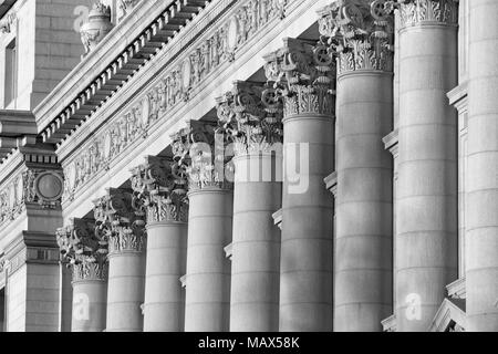 Una serie di colonne corinzie shot al tramonto in bianco e nero, questo è stato preso in Lower Manhattan presso la vecchia casa doganale Foto Stock