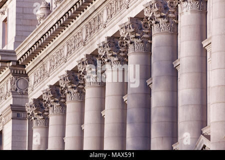 Una serie di colonne corinzie shot al tramonto, questa è stata scattata in Lower Manhattan presso la vecchia casa doganale Foto Stock