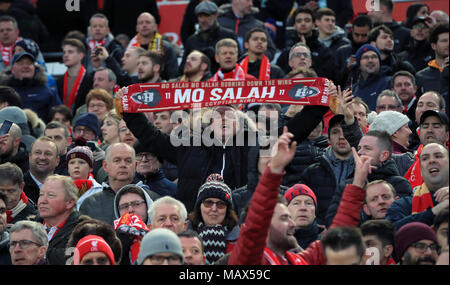 Un fan di Liverpool tiene in mano una sciarpa di Mohamed Salah durante la finale del quarto di campionato UEFA Champions League, la prima tappa di Anfield, Liverpool. PREMERE ASSOCIAZIONE foto. Data foto: Mercoledì 4 aprile 2018. Vedi la storia della Pennsylvania calcio Liverpool. Il credito fotografico deve essere: Peter Byrne/PA Wire Foto Stock