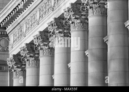 Una serie di colonne corinzie shot al tramonto in bianco e nero, questo è stato preso in Lower Manhattan presso la vecchia casa doganale ho Foto Stock