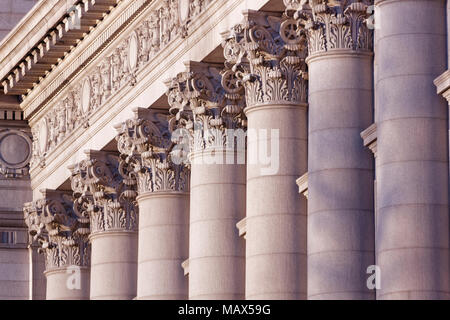 Una serie di colonne corinzie shot al tramonto, questa è stata scattata in Lower Manhattan presso la vecchia casa doganale Foto Stock