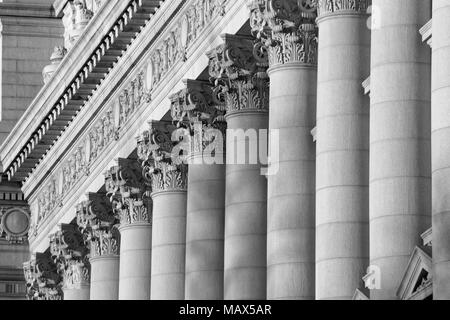 Una serie di colonne corinzie shot al tramonto in bianco e nero, questo è stato preso in Lower Manhattan presso la vecchia casa doganale ho Foto Stock