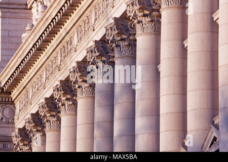 Una serie di colonne corinzie shot al tramonto, questa è stata scattata in Lower Manhattan presso la vecchia casa doganale Foto Stock