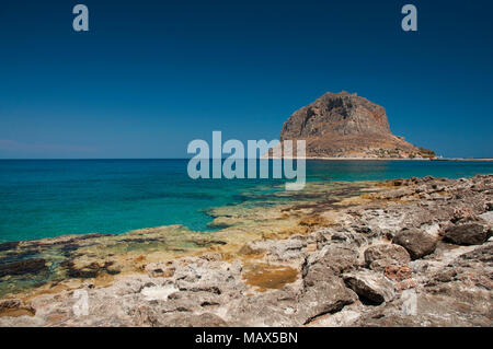 Acque cristalline di Monemvasia costa a Peloponneso in Grecia Foto Stock