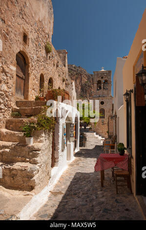 Street a 'nascosti' città di Monemvasia al Peloponneso in Grecia Foto Stock