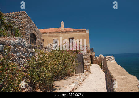 Street a 'nascosti' città di Monemvasia al Peloponneso in Grecia Foto Stock