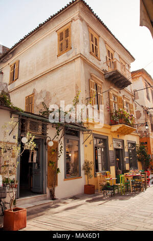 Colorato cafe per le strade della città di Nafplio al Peloponneso in Grecia Foto Stock