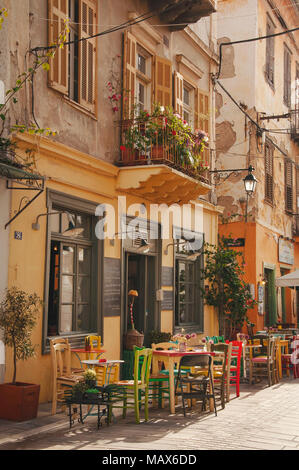 Colorato cafe per le strade della città di Nafplio al Peloponneso in Grecia Foto Stock