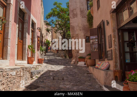 Street a 'nascosti' città di Monemvasia al Peloponneso in Grecia Foto Stock