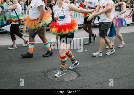 L'Orlando Gay Chorus in Orlando Pride Parade nel 2016. Foto Stock