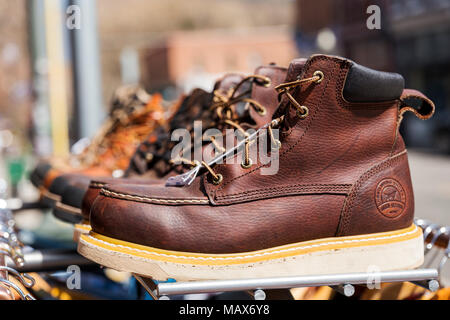 Scarpe sul display; negozio di abbigliamento; centro storico Salida; Colorado; USA Foto Stock