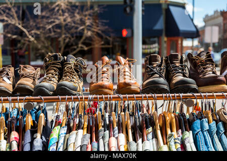 Scarpe sul display; negozio di abbigliamento; centro storico Salida; Colorado; USA Foto Stock