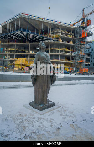 Oslo, Norvegia - 18 Luglio 2016: una statua di Kirsten Flagstad di fronte al Teatro dell'Opera. Lei è stato un ottimo cantante lirico e il primo direttore del norvegese Opera. Foto Stock