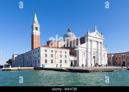 Isola di San Giorgio Maggiore dal Basino San Marco e nel Canale della Giudecca, Venezia, Veneto, Italia su un cielo blu giornata di sole. Progettata dal Palladio Foto Stock