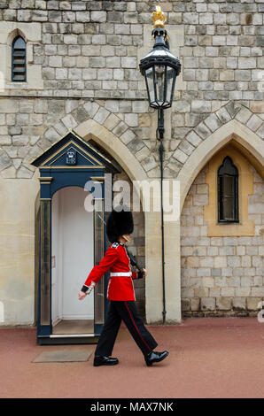 Granatiere Guard guardia a piedi marching di pattuglia al castello di Windsor Foto Stock