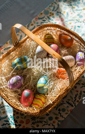 Decorazioni colorate le uova di pasqua in un cestello Foto Stock