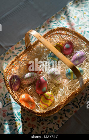 Decorazioni colorate le uova di pasqua in un cestello Foto Stock