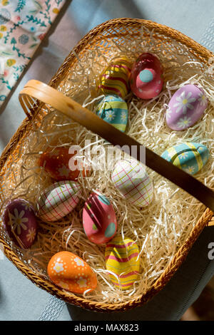 Decorazioni colorate le uova di pasqua in un cestello Foto Stock