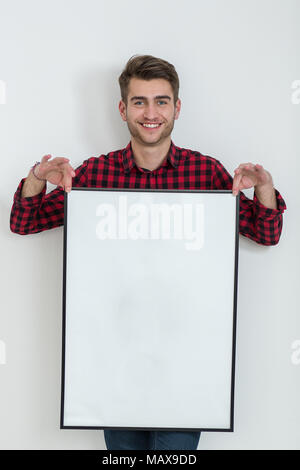 Uomo in possesso di un fotogramma vuoto per un annuncio o promozione del prodotto Foto Stock