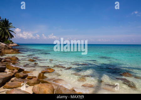 Perhentian Island immerso nelle bellissime spiagge di sabbia bianca e fiorente vita marina. Foto Stock