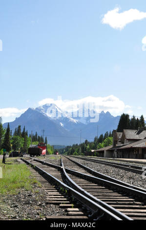 Stazione di Banff è stato originariamente costruito per la Canadian Pacific Railway ma è ora utilizzato da rocky mountaineer e Royal Canadian Pacific per rail tour serv Foto Stock