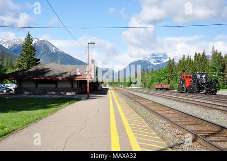 Stazione di Banff è stato originariamente costruito per la Canadian Pacific Railway ma è ora utilizzato da rocky mountaineer e Royal Canadian Pacific per rail tour serv Foto Stock