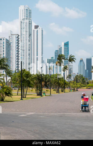 Panama City, Panama - marzo 2018: fornitore di bevande in parco pubblico con lo skyline della città a costa passeggiata nella città di Panama Foto Stock