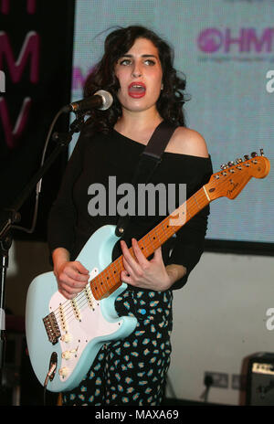 Il 20-anno-vecchio brit-nominee Amy Winehouse eseguendo un insieme acustico a HMV recordshop in Londra 15 Gennaio 2004 Foto Stock