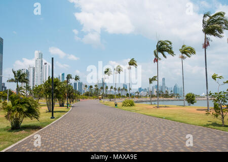 Il marciapiede a parco pubblico con lo skyline della città a costa passeggiata nella città di Panama Foto Stock