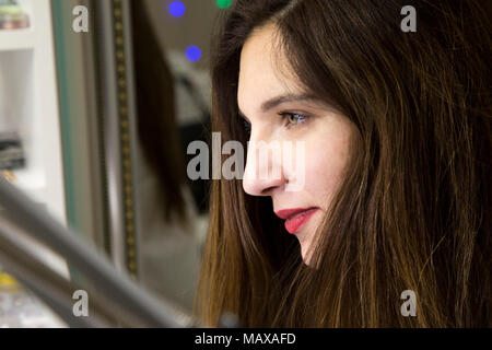 Nel salone di bellezza la bella bionda master rende una ragazza una manicure. Foto Stock