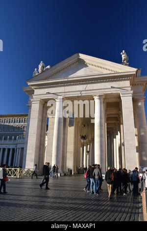 Linee del modulo Persone in Piazza San Pietro per poter accedere alla Basilica di San Pietro in Vaticano. Foto Stock