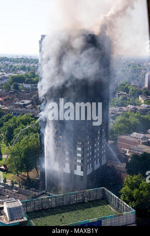 La torre Grenfell fire il 14 giugno 2017 nel Nord di Kensington, Royal Borough di Kensington e Chelsea. 71 morti e oltre 70 feriti. Foto Stock