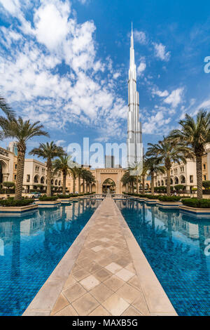 Il Palace Hotel e piscina riflettente con il Burj Khalifa nel centro cittadino di Dubai, UAE, Medio Oriente. Foto Stock