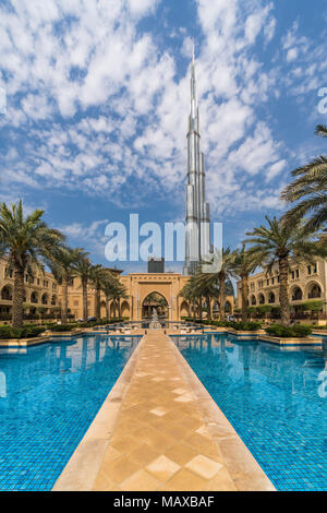 Il Palace Hotel e piscina riflettente con il Burj Khalifa nel centro cittadino di Dubai, UAE, Medio Oriente. Foto Stock