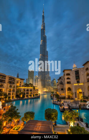 Il Burj Khalifa illuminata di notte nel centro cittadino di Dubai, UAE, Medio Oriente. Foto Stock