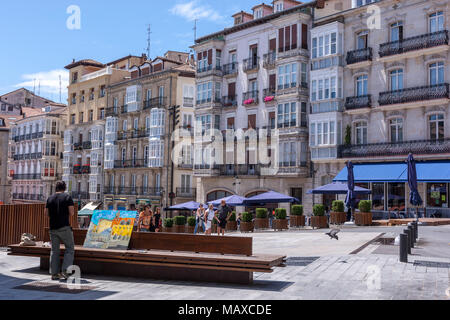 Pittore di strada case di verniciatura nella Plaza de la Virgen Blanca , Vitoria - Gasteiz, Paesi Baschi Foto Stock