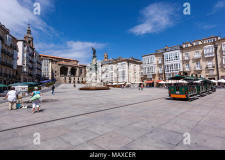 Batalla de Vitoria scultura in Plaza de la Virgen Blanca con la Iglesia de San Miguel Arcangel, Vitoria - Gasteiz, Paesi Baschi Foto Stock